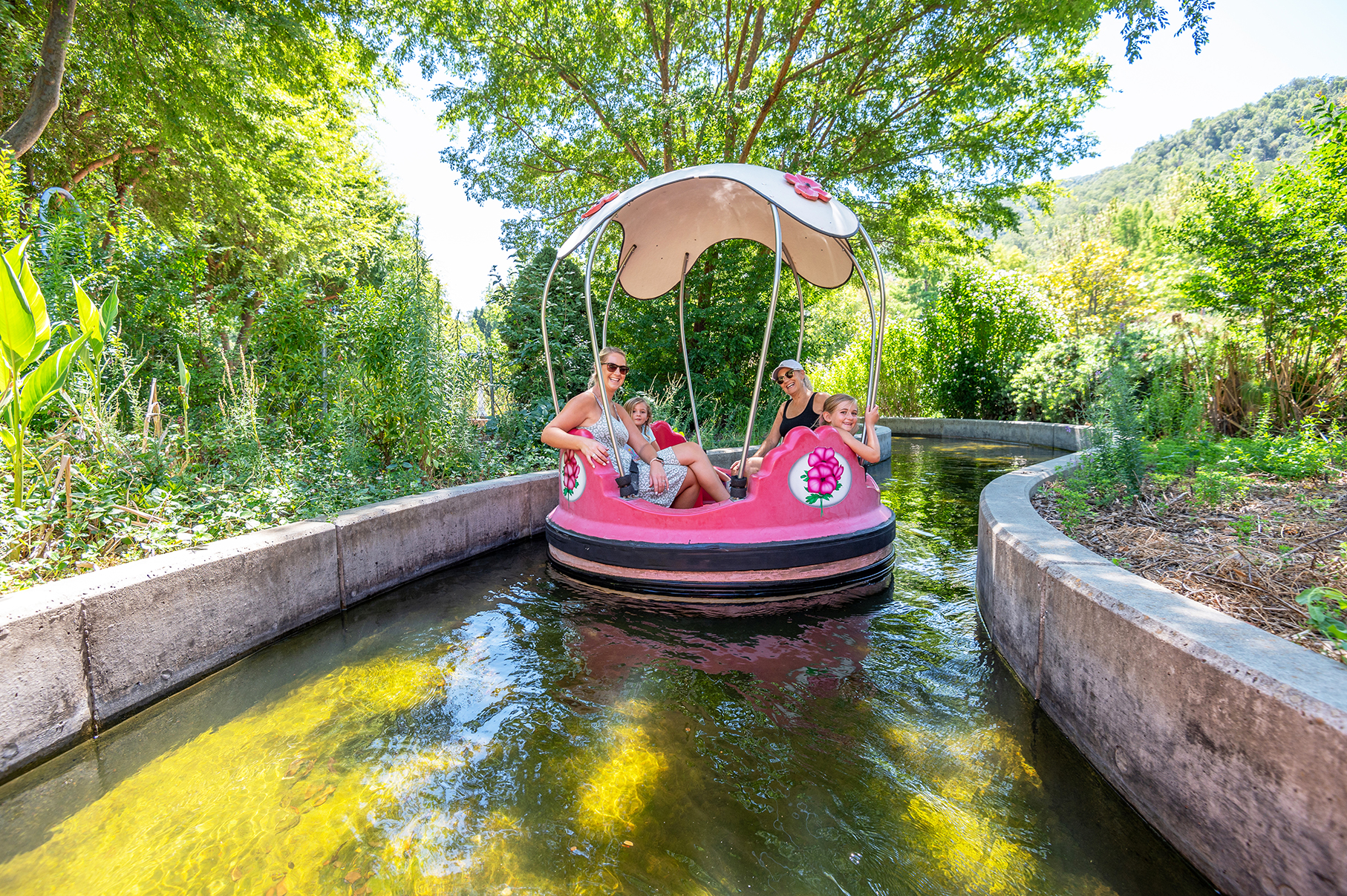 Rainbow Garden Round Boat Ride